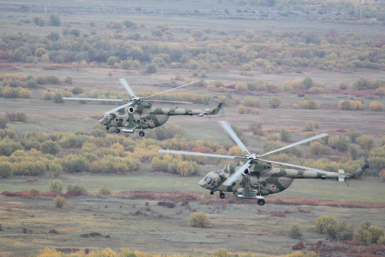 Изображение Люди и вертолеты