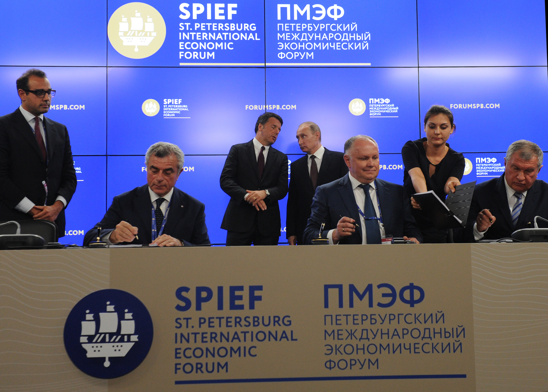 Изображение Холдинг «Вертолеты России» заключил соглашение о развитии стратегического сотрудничества с «НК «Роснефть» и Leonardo-Finmeccanica