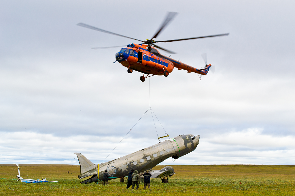 Изображение Техника холдинга «Вертолеты России» приняла участие в эвакуации самолета времен Великой Отечественной войны