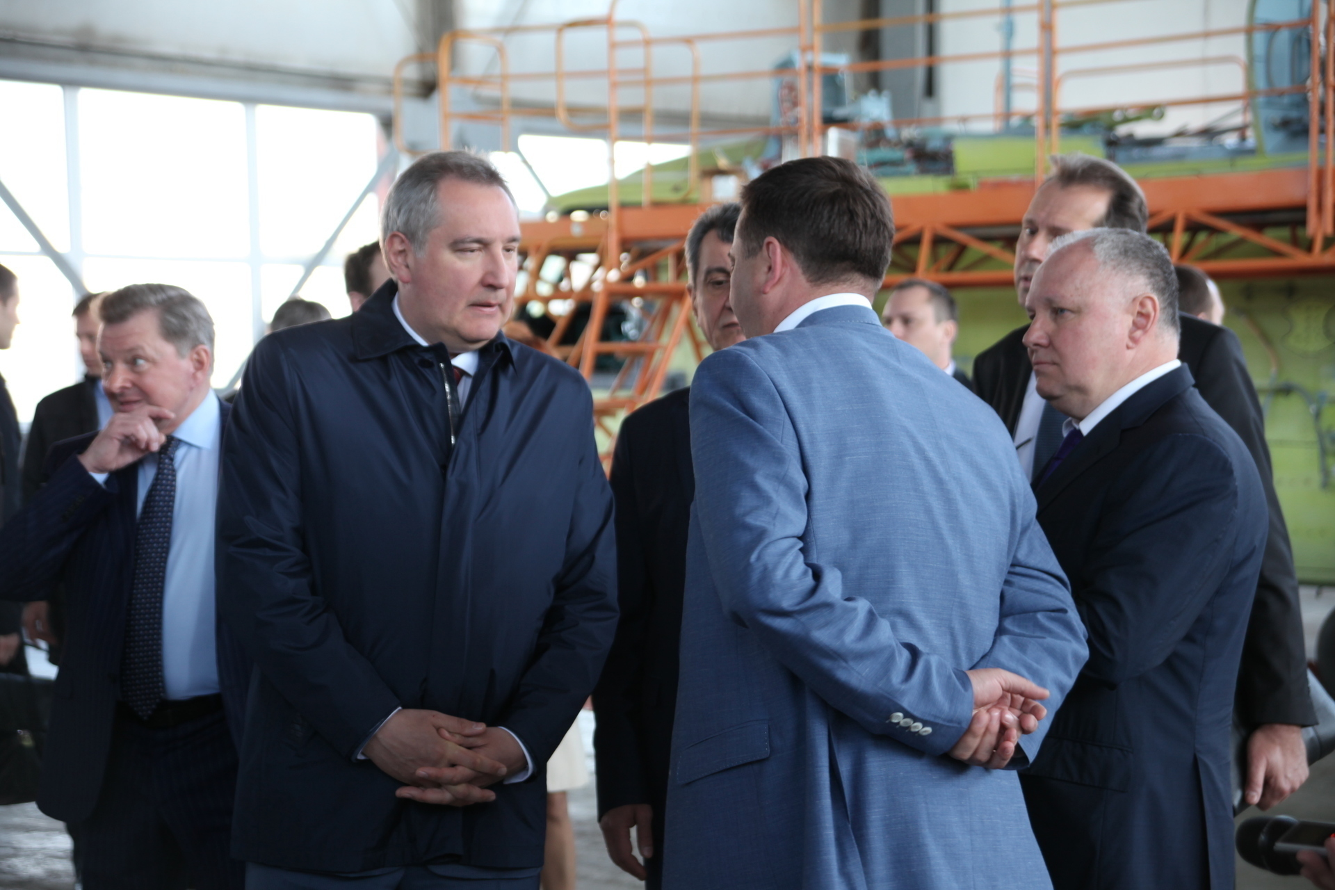 Изображение Дмитрий Рогозин и Глава холдинга «Вертолеты России» Александр Михеев посетили Севастопольское авиационное предприятие